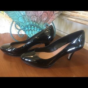 NWOT 8M Vince Camuto classic black pumps / heels